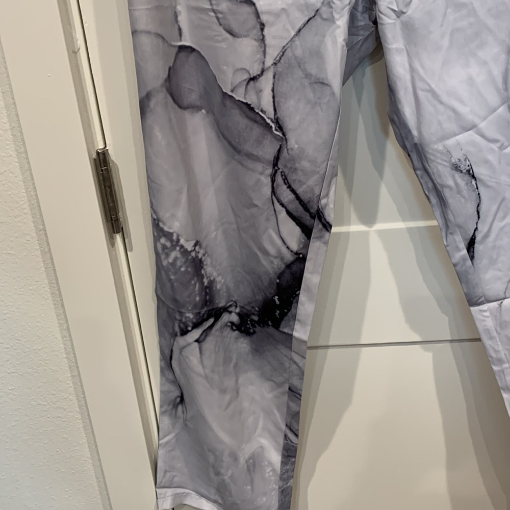 NWOT, Cute light grey pants with geometric pattern. Elastic waist, side pockets - Picture 3 of 7